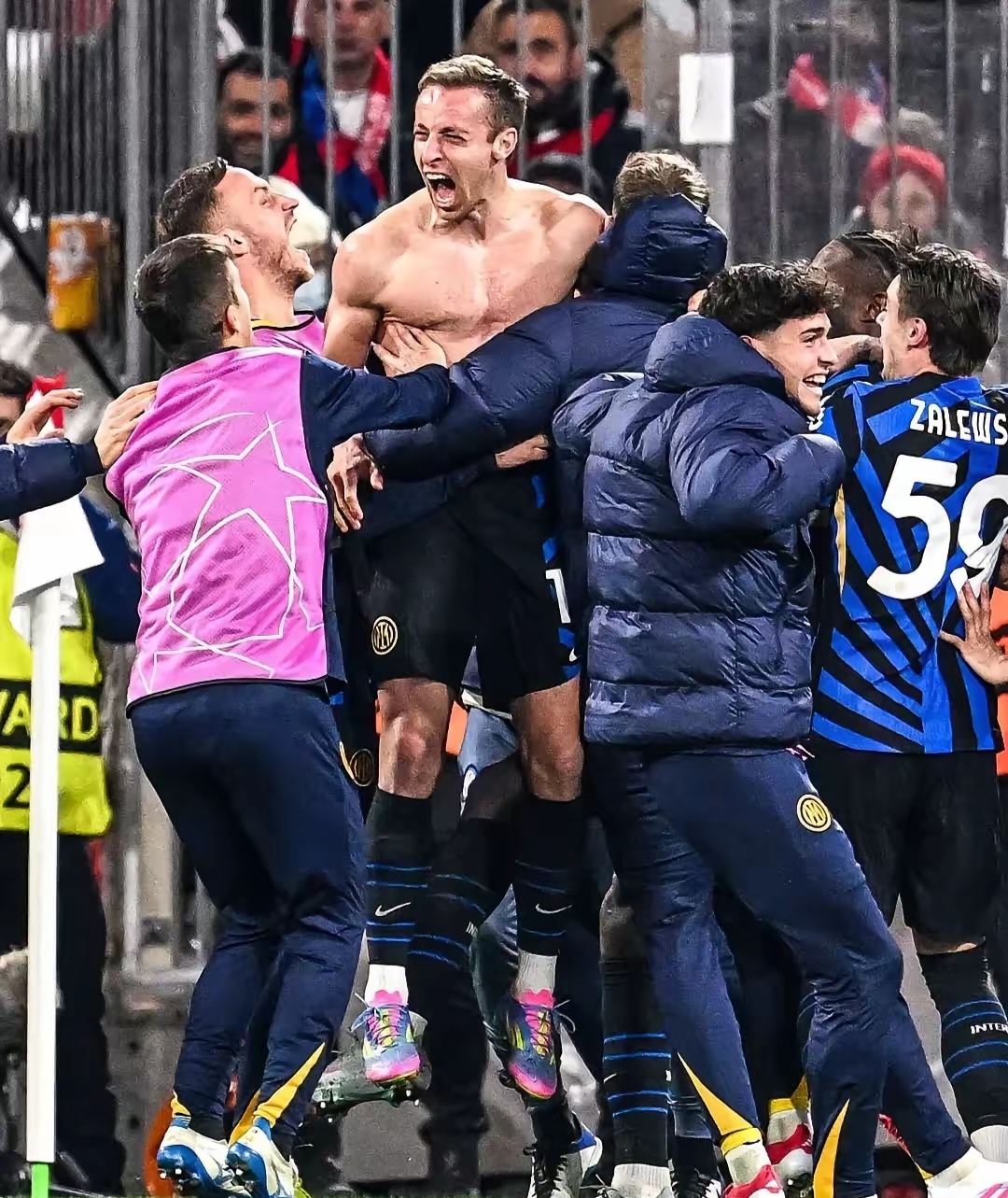 关于拜仁慕尼黑与曼联战成平局，燃爆全场！的信息