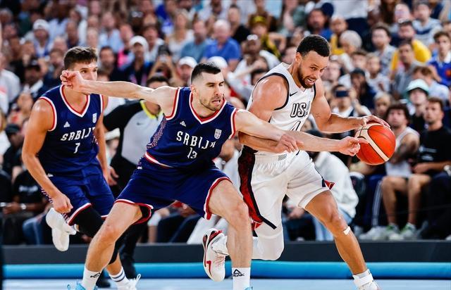 球队实力对决，篮球热闹比拼