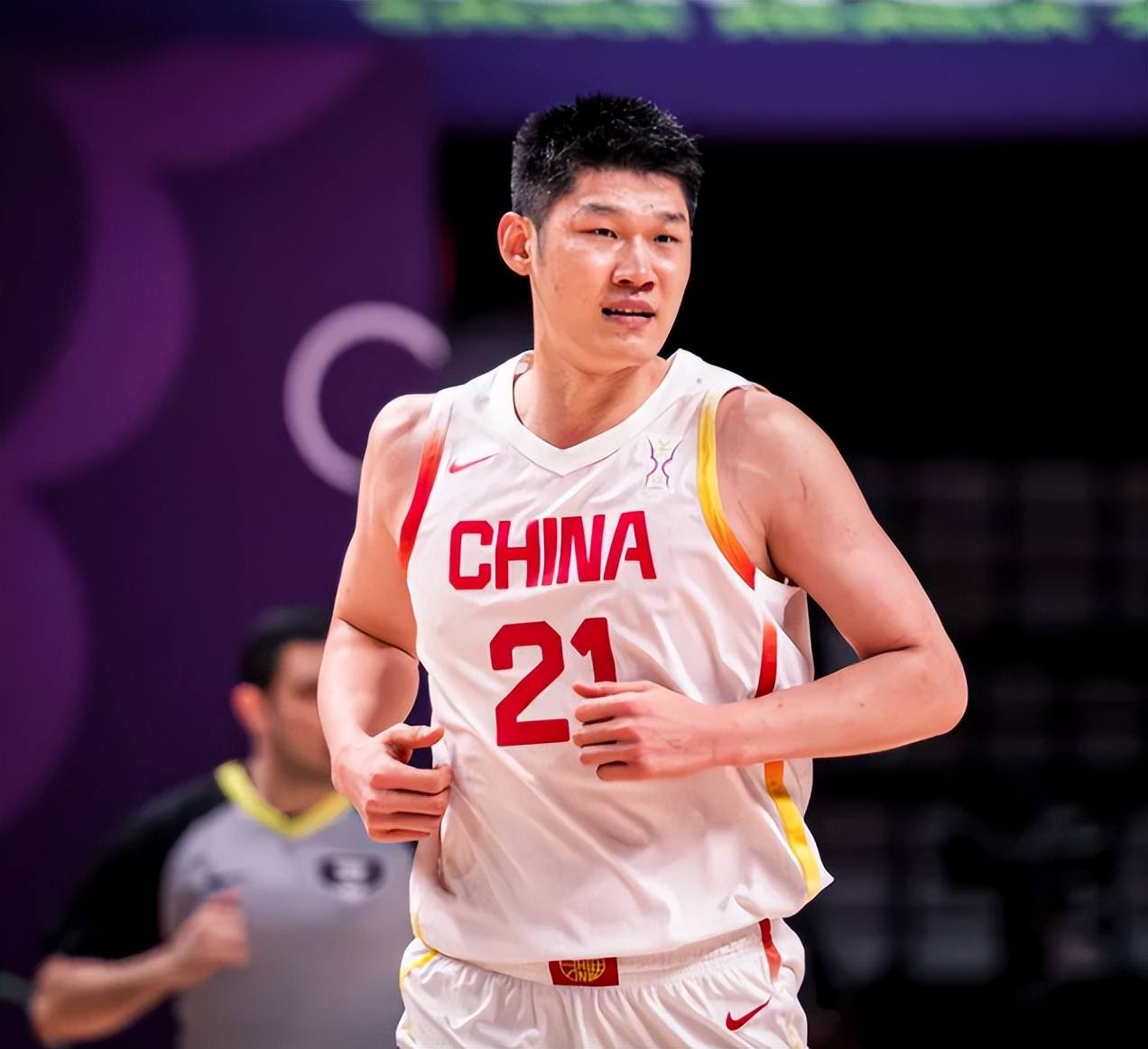 中国球员在国际篮球赛中崭露头角