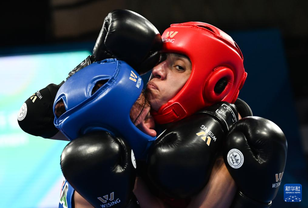 关于泰国选手充满活力，赢得拳击比赛胜利的信息