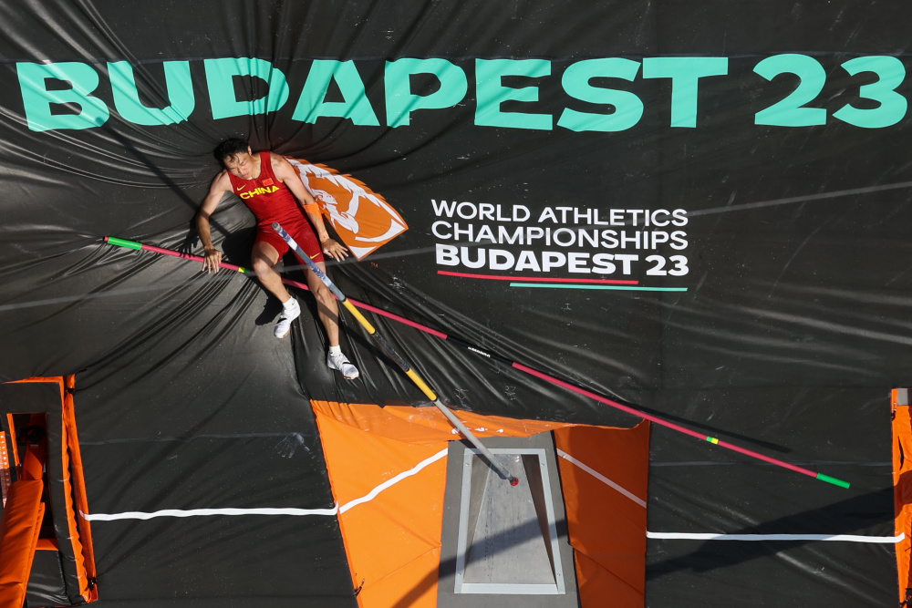 加拿大选手刷新撑杆跳世界纪录