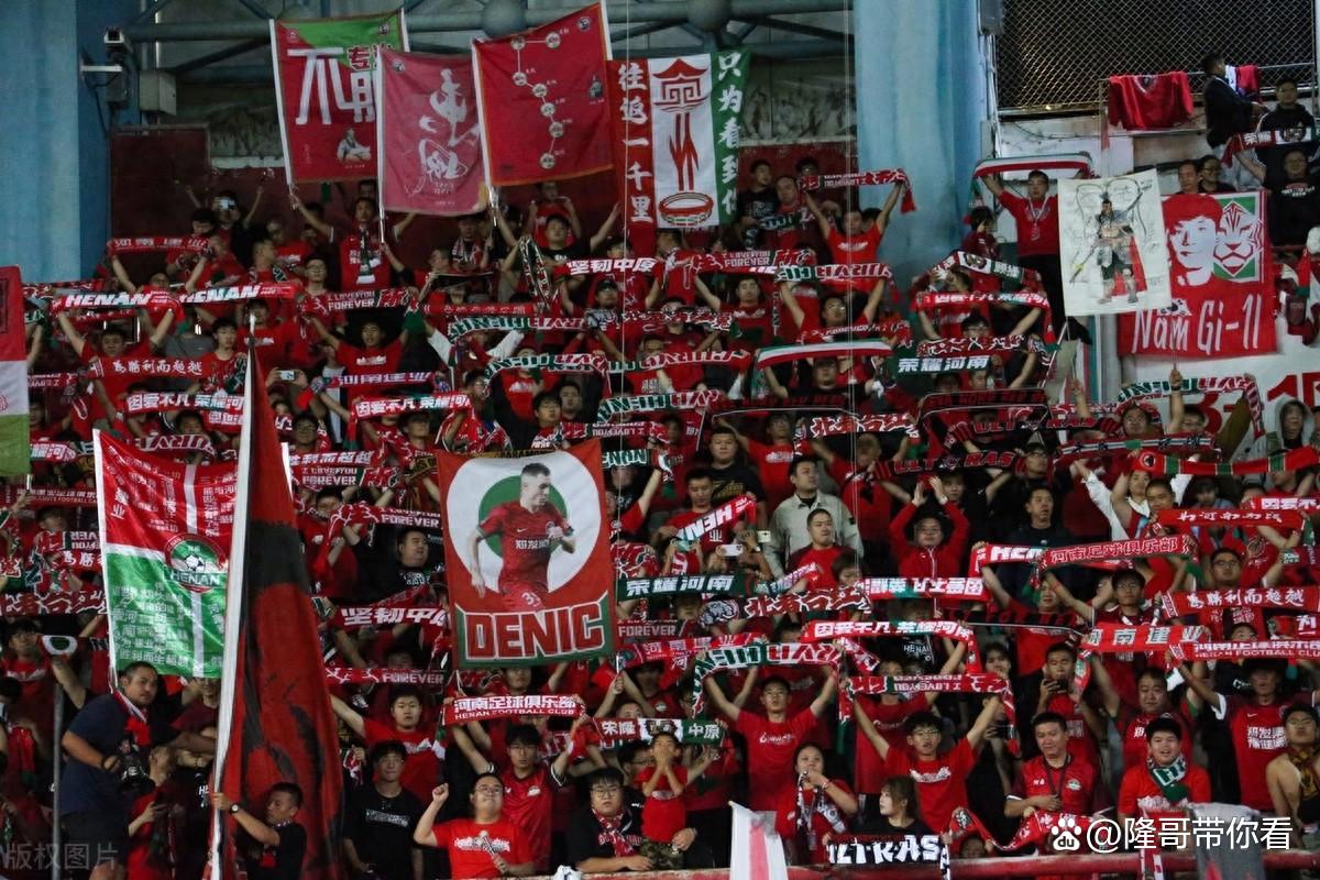 比赛现场氛围火爆！球迷激情助威！