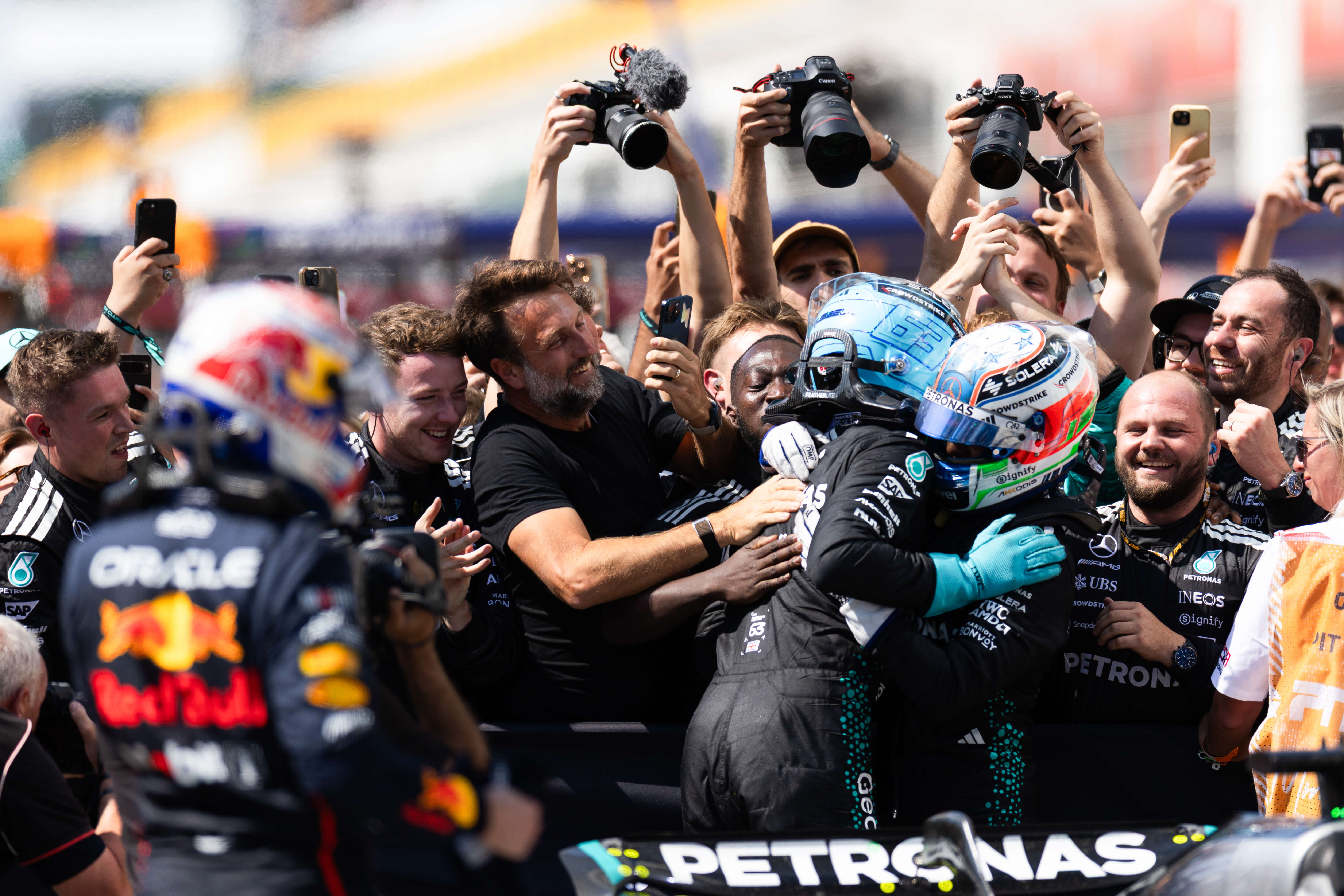 关于红牛车队力克梅赛德斯,阿隆索点燃赛场的信息 关于红牛车队力克梅赛德斯,阿隆索点燃赛场的信息